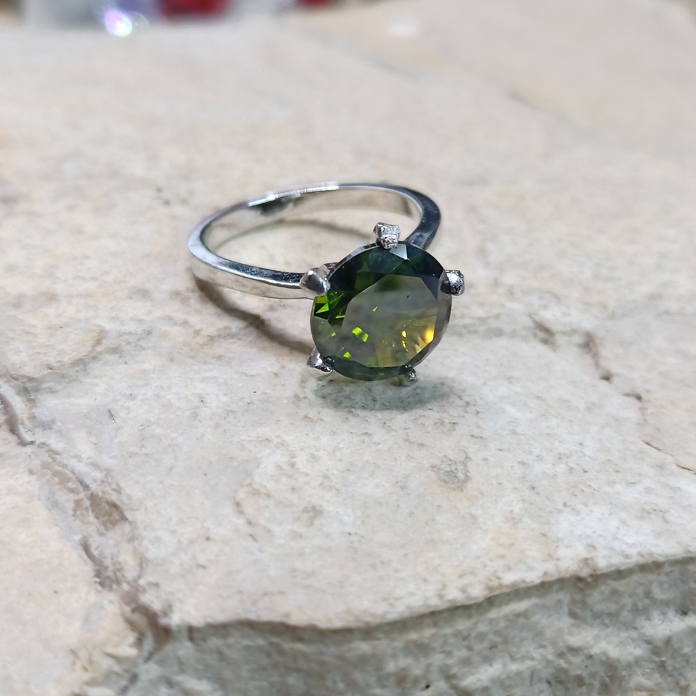 Elegant Silver Ring with Vibrant Green CZ Gemstone